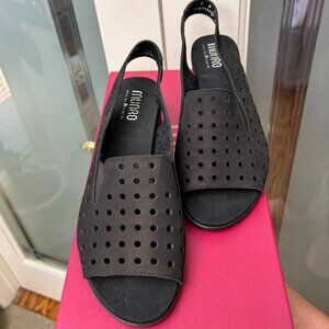 Munro black suede slingback sandals EUC